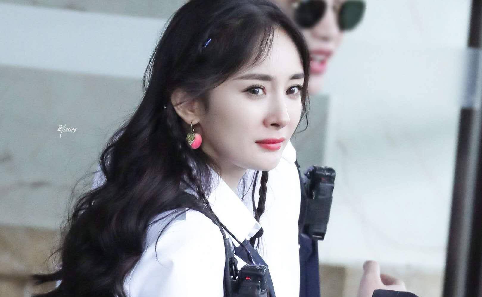 杨幂现身街头被拍,胳膊上的手链抢镜,是小糯米的吗?_照片_刘恺威_孩子