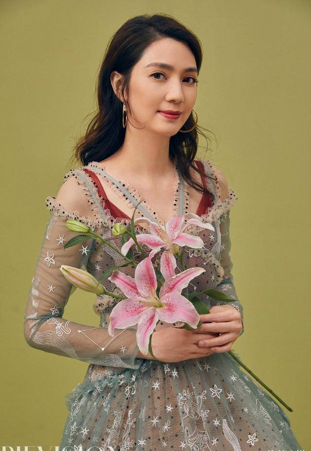 48岁洪欣扮美功一流,烫发后秒变清纯美少女,善变女人才是真美女_大气
