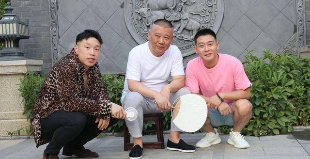 为了帮徒弟秦霄贤与他的女神高圆圆搭上线,郭德纲用自己的手机与