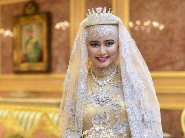 文莱32岁公主下嫁平民,婚礼当天身披"钻石山",坐黄金宝座_爱情_生活