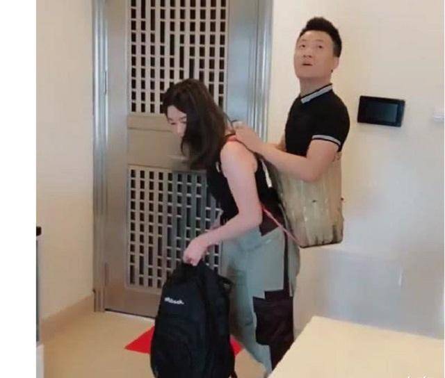 前年,一张"连体男女"照片意外走红,网友感叹:这是爱情的样子_阿娇