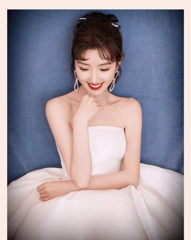 原创毛晓彤晒侧颜自拍甜美可爱将短发接成长发像极了恋爱的样子