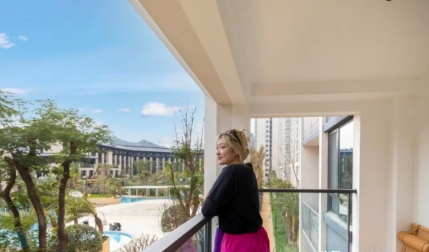 李萌站在阳台上看风景,韩旭则参观豪宅._中国女篮_比赛_四川