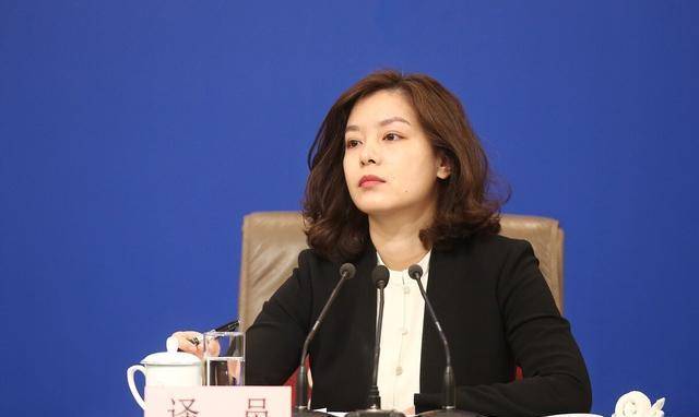 她放弃北大清华,成为外交翻译,因气质出众,被称为"冷艳美人"_张京