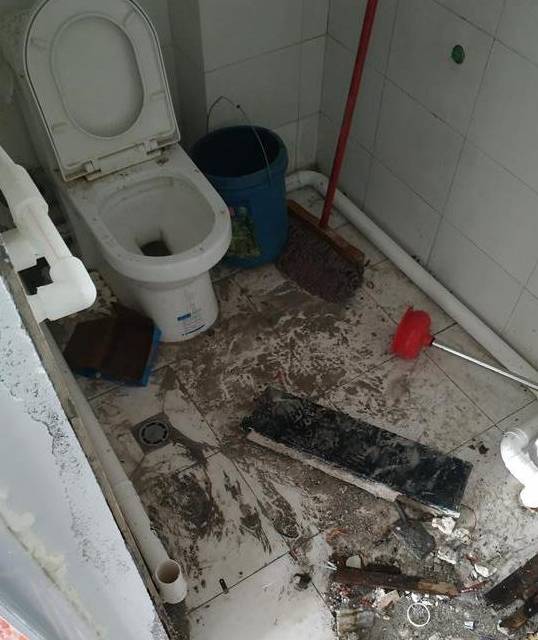 703卫生间里水管爆裂李女士说,早上8时左右,她正准备出门,就见家门口