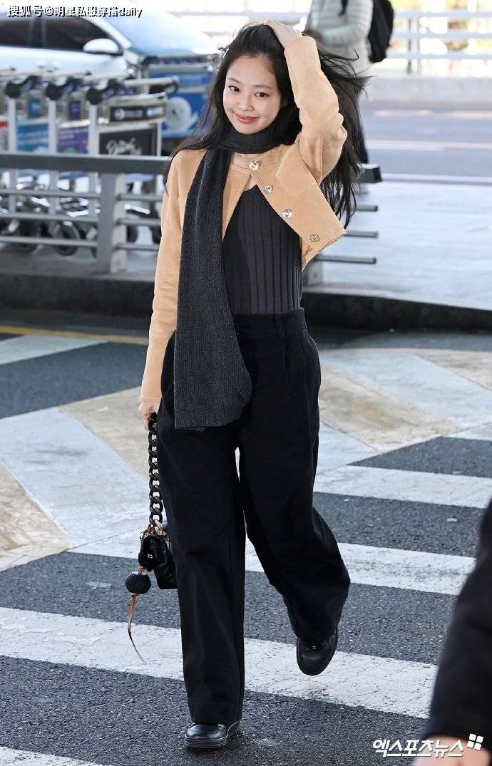 jennie穿香奈儿外套搭黑色围巾黑色阔腿裤,笑容灿烂软萌又有稚气_感觉