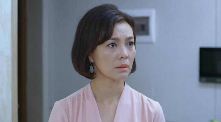 国民妈妈荣容:二婚嫁著名作家,两个女儿漂亮有才,53岁越活越美