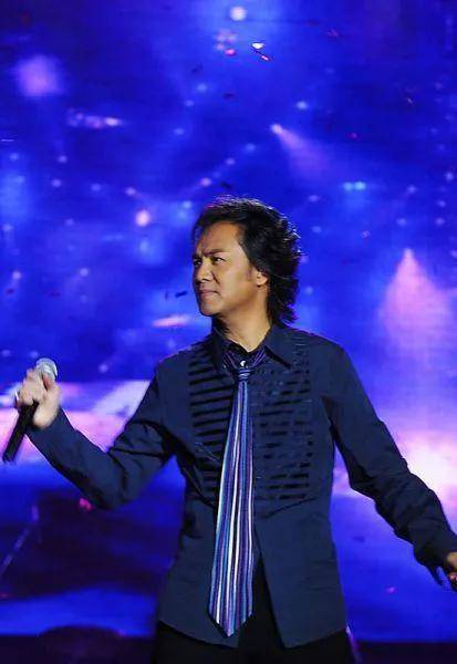 说到台乐坛,童安格,不得不提到他,乐坛常青树,神一样的存在,明天你