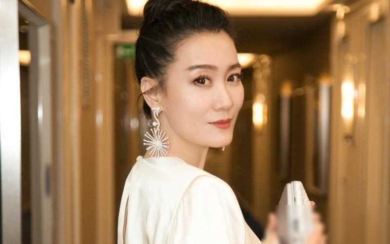 看了春晚上惨遭众嘲的黄绮珊后才明白谭晶当年为何嫁给科学家