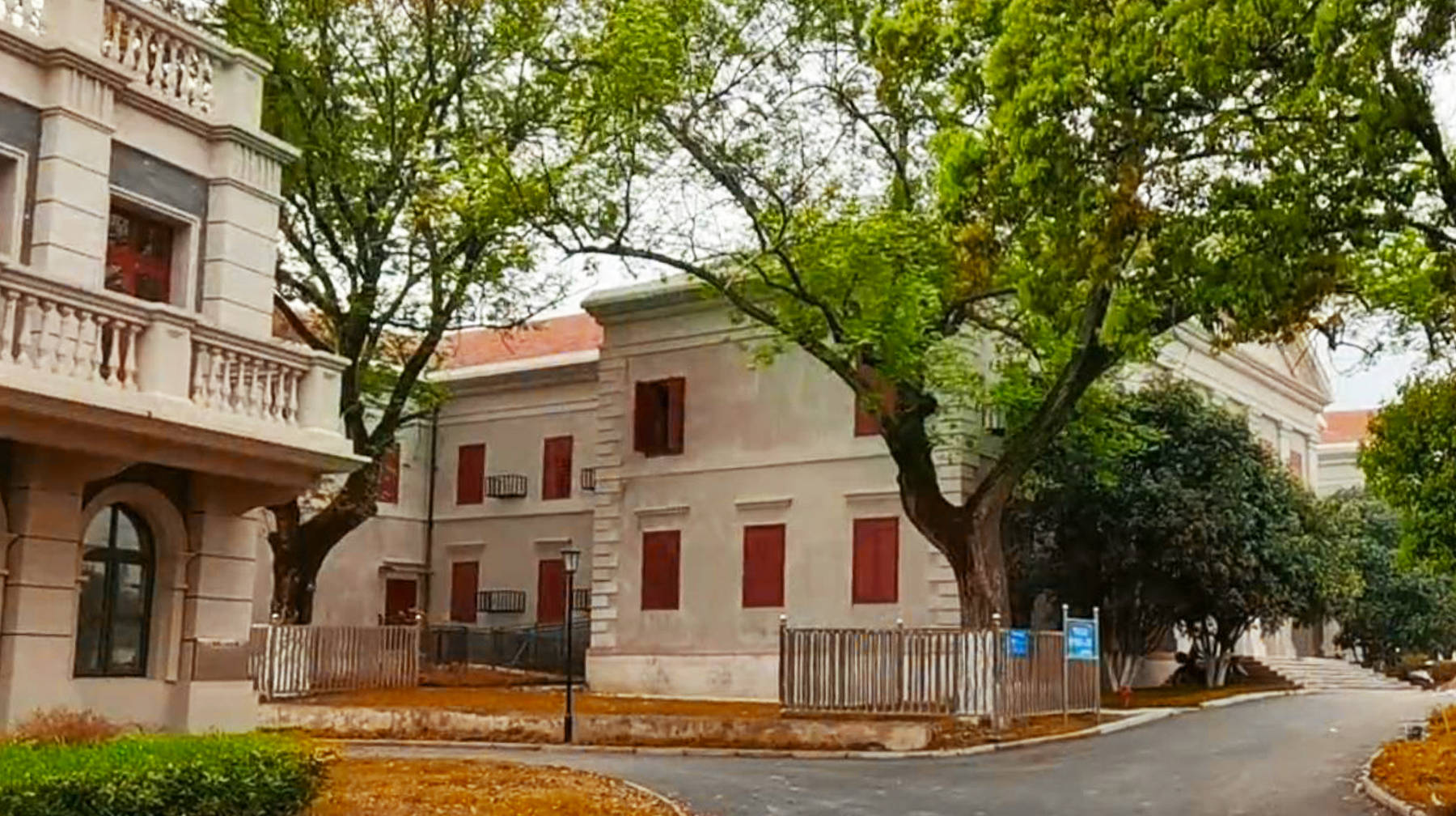 从武汉城区过去,自驾走城市的绕城高速,在临空港大道出口下,之后经临