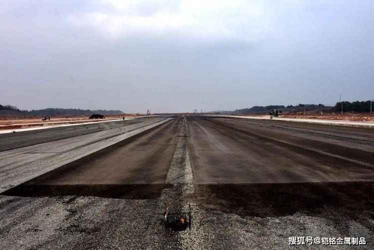 跑道混凝土板块的厚度.