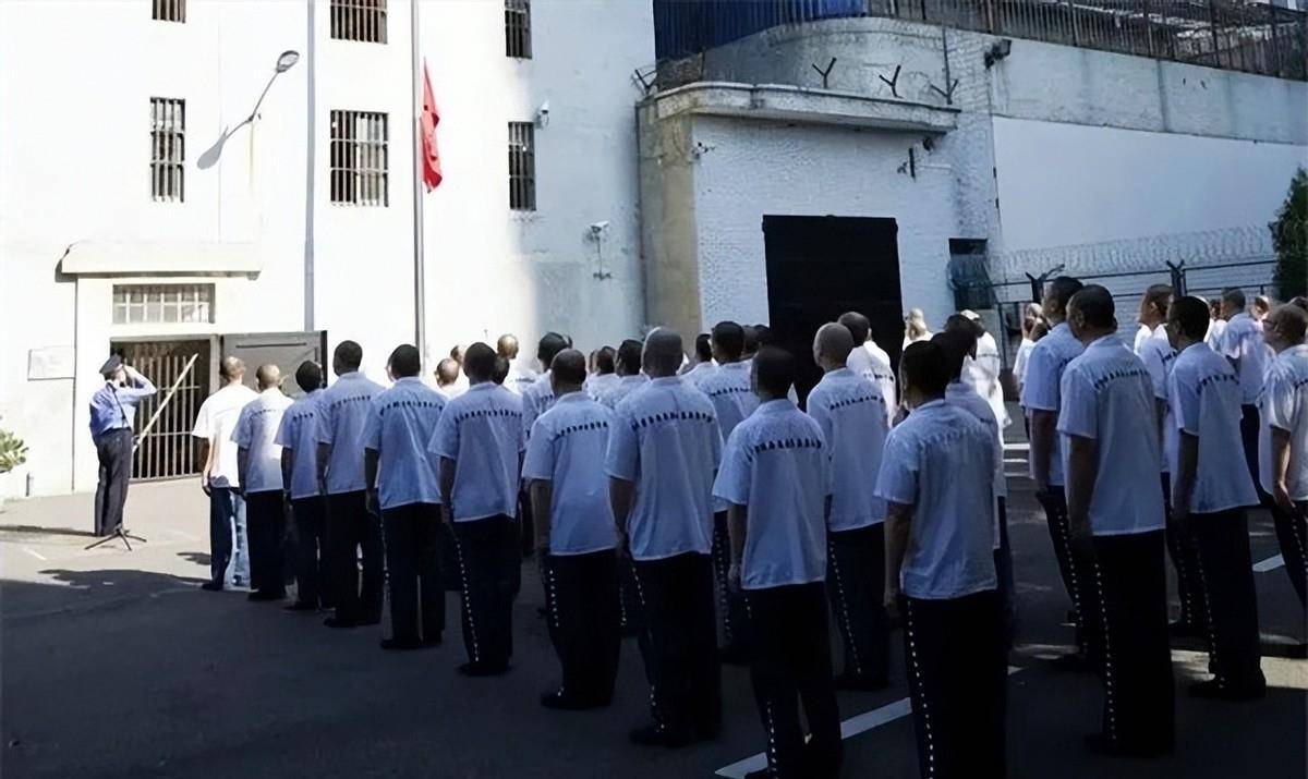 上海南汇监狱是一座特殊的监狱,这座可以关押2100人的监狱,与大型监狱