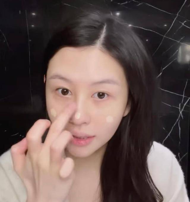 原创邱淑贞大女儿首晒素颜照黑眼圈抢镜略显憔悴化妆前后判若两人