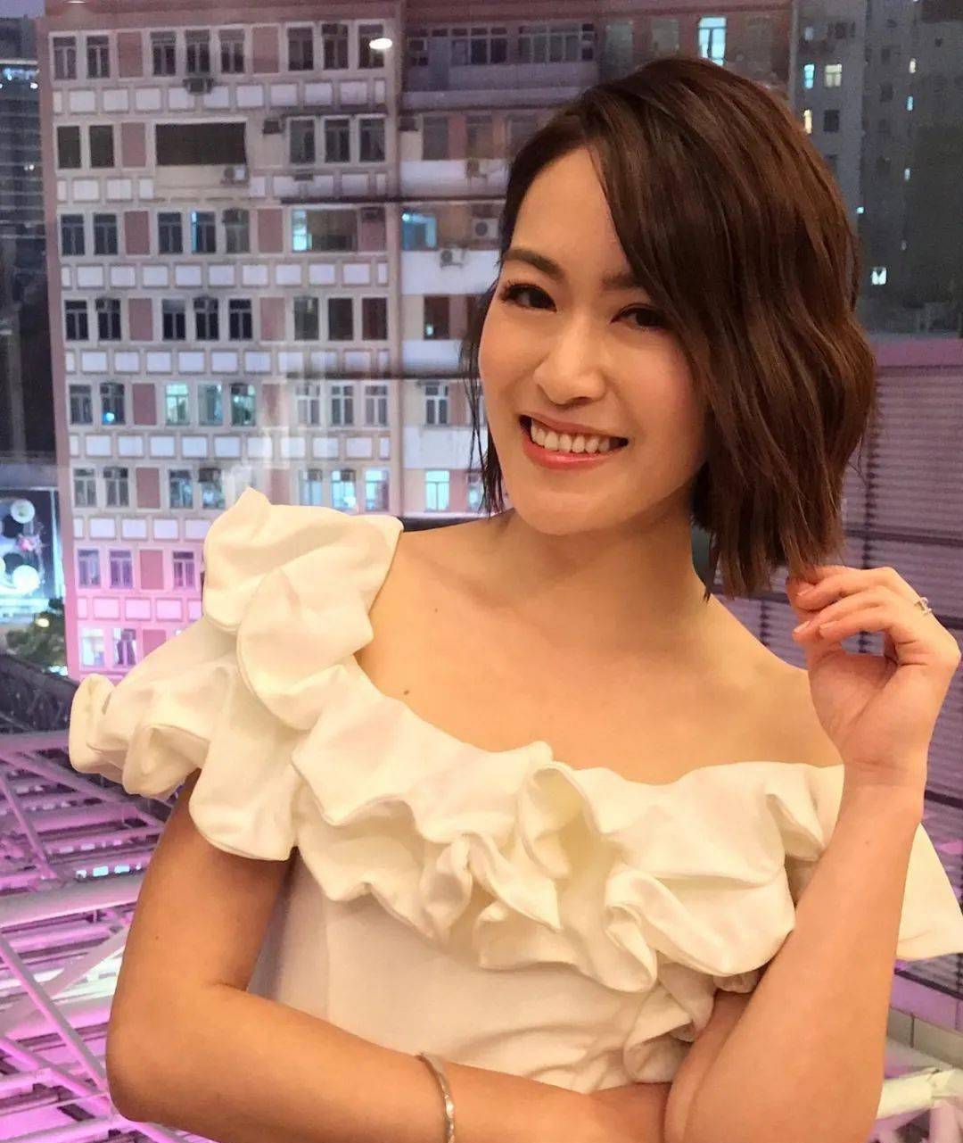 她是香港知名主持,王祖蓝好友,感情不顺,曾遭男友劈腿前辈谈心_梁嘉琪