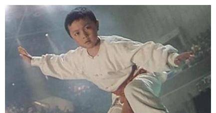 年纪的谢苗被网友称为"李连杰御用儿子",正因为出演李连杰儿子爆红