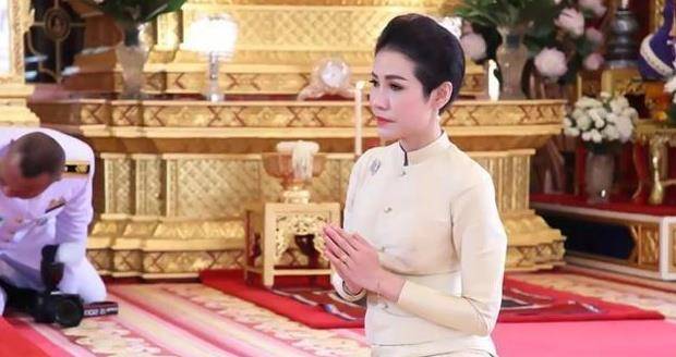 泰国王室宣布了一则消息,现任泰王玛哈哇集拉隆功决定剥夺王妃诗妮娜