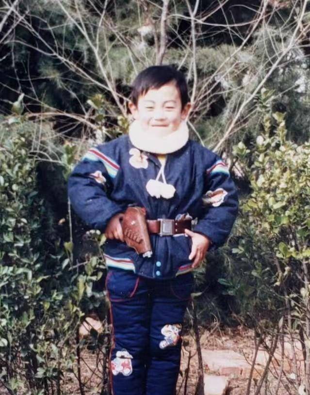 原创演员朱亚文放弃8年初恋单爱沈佳妮行走的荷尔蒙只对老婆释放