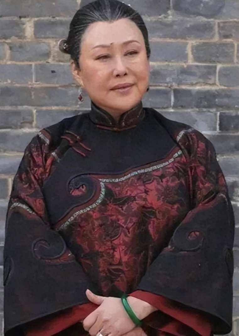 斯琴高娃:74岁垂垂老矣,瑞士老公已去世,如今依旧在国内拍戏