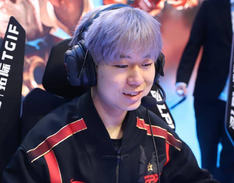 但是却出现了让人惊喜的结果,比如fpx战队,他们新赛季本来是摆烂的