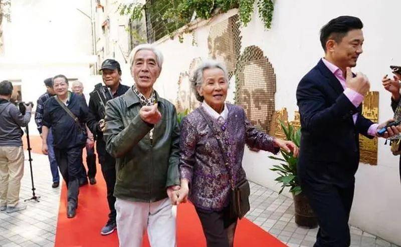 孟俊曾在江南造船厂工作,后任上海电影制片厂演员剧团演员,代表作有