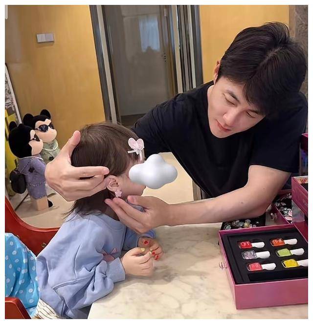 杜淳女儿妆美如花小蛋饺娇俏露笑颜像妈妈一样娇艳动人