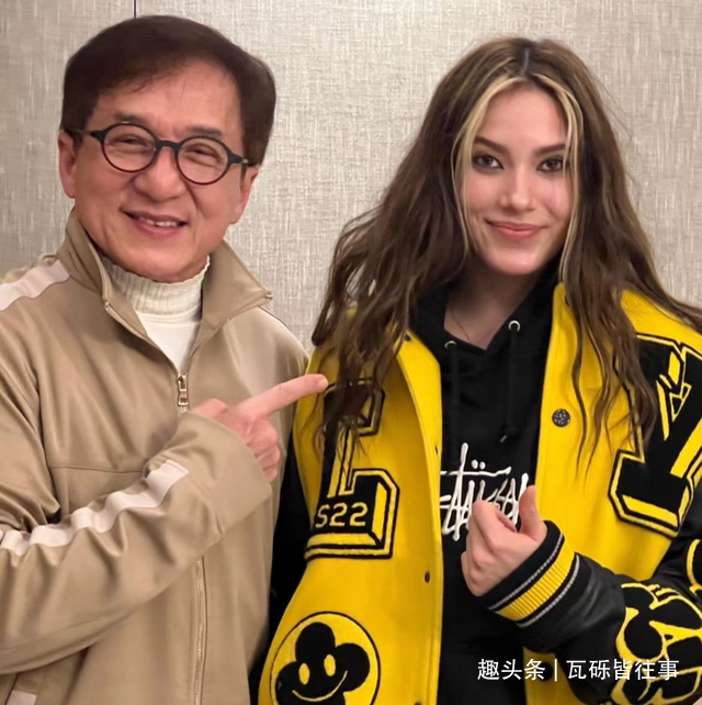 原创谷爱凌疑进军演艺圈与成龙合照笑容满面拳击教练为成家班成员