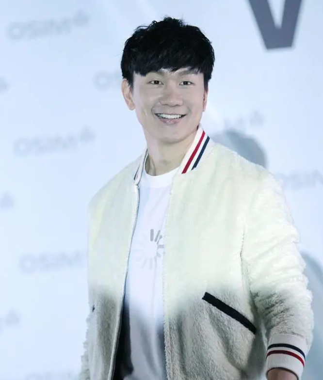 粉丝追星失控,林俊杰在机场被甩墨水,私生饭趁机占便宜_背心_偶像