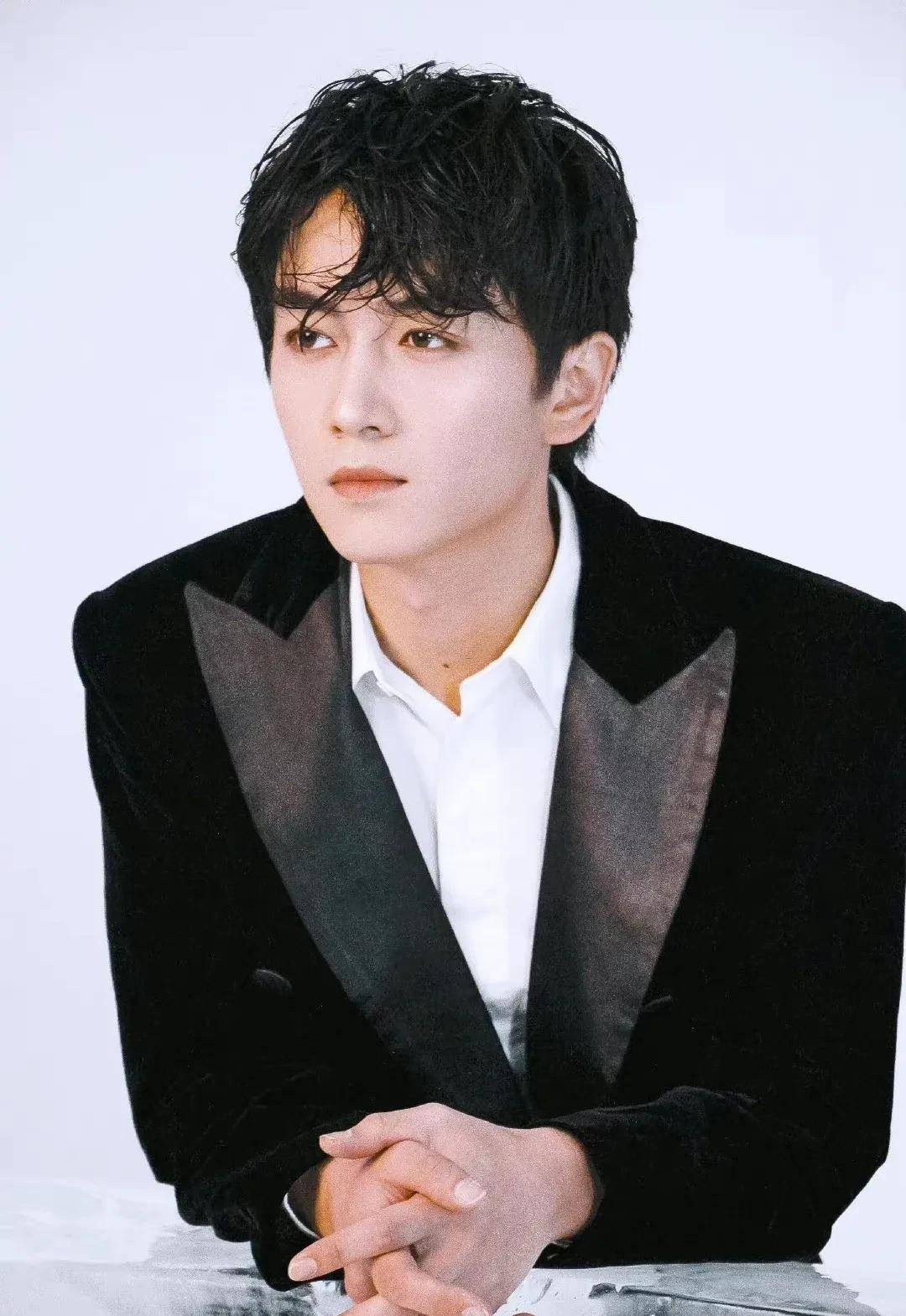 陈晓金发造型曝光,张佳宁曾爆料陈晓班上最抢手,女生都很喜欢他