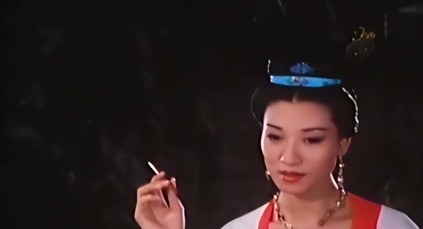 在这部《敦煌夜谭》里,出演男主角"桑子明"的王霄,也是港片迷们极为