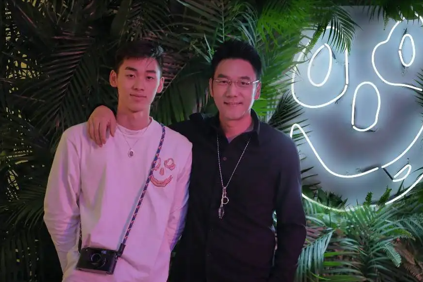 林依轮儿子林子濠毕业,与女友拥抱庆祝,两子均学习恋爱两不误