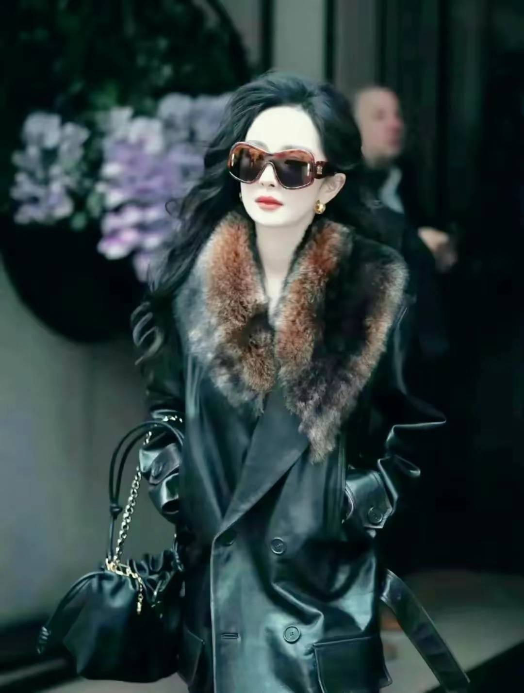 杨幂巴黎时装周惊艳出现秀场,总裁范的穿搭,霸气十足_感觉_经历_作品