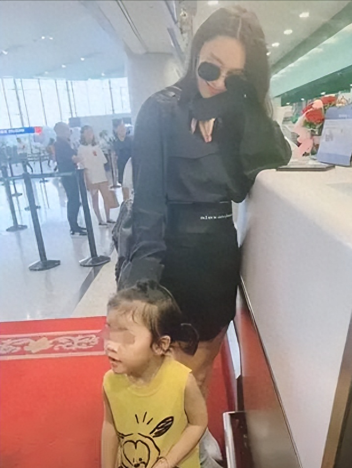 张馨予夫妇恩爱游玩丽江,何捷蹲地为老婆拍照,女儿留家上幼儿园_照片