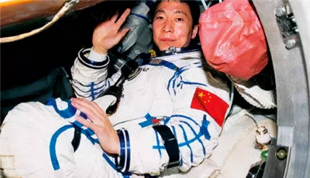 杨利伟从太空返回地球后,17年间都很少公开露面,他在干什么呢?