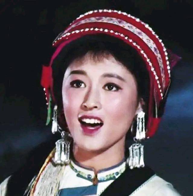 永远的阿诗玛杨丽坤去世19年,丈夫和两个双胞胎儿子近况如何?