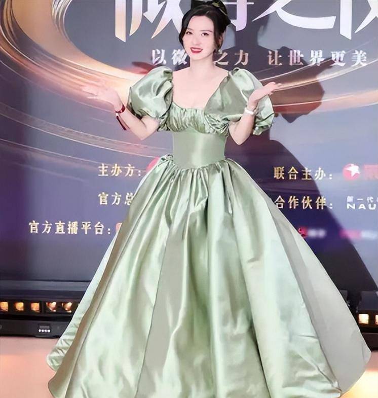 2023年,张萌参加微博之夜,只见她身穿绿色紧身束腰裙,整个人如同公主