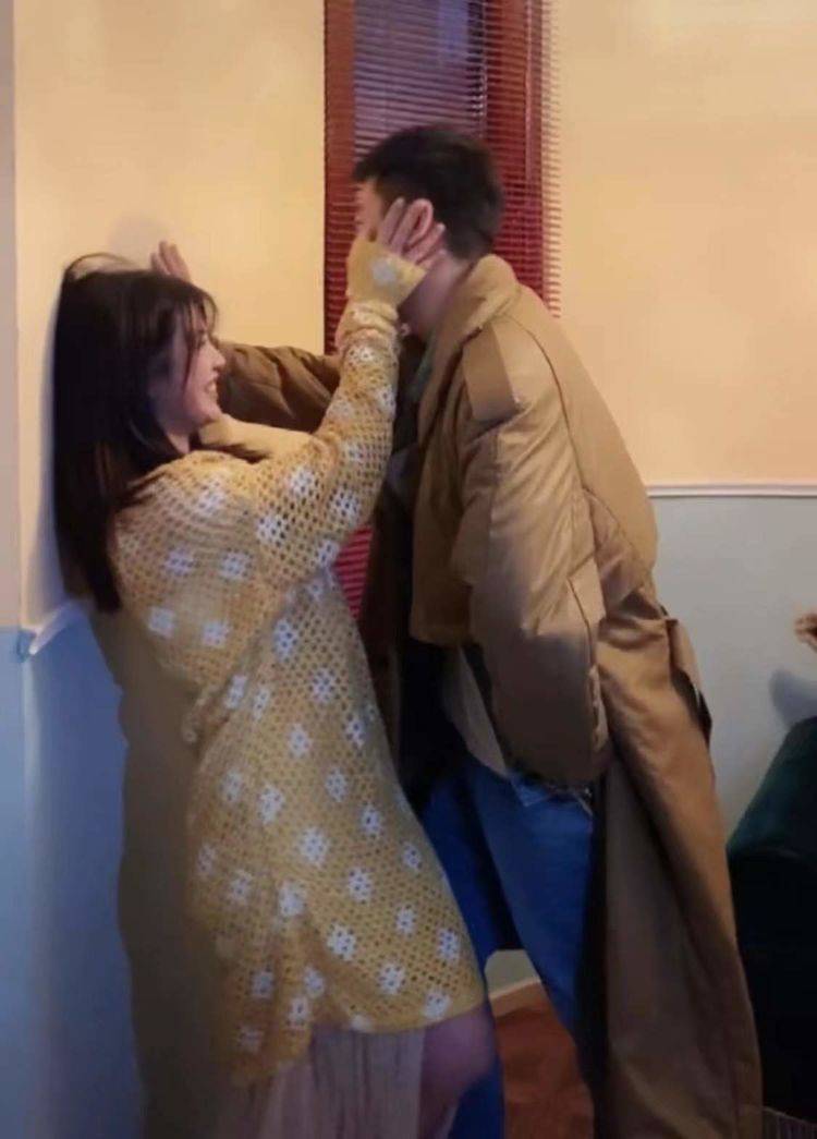 前几天陈妍希还曝光了夫妻壁咚的画面,说明他们感情稳定.