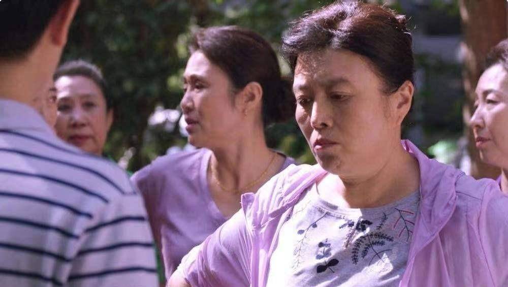 年轻时肤白貌美,如今只能演土气大妈,岁月这把"杀猪刀"太可怕_丁嘉丽