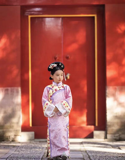 一组古装照片中,粉红色清装下的小酒窝精致好看,乍一看就像是一个方格