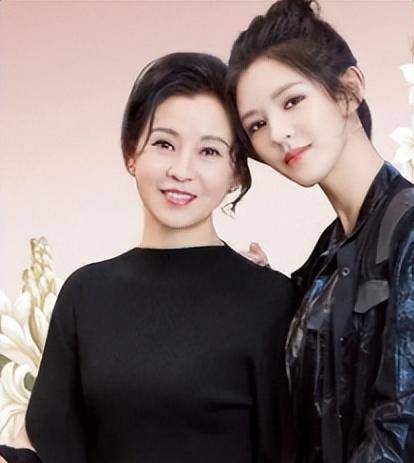 盘点娱乐圈8位明星母女,刘亦菲是家里最丑的?看到她妈妈相信了