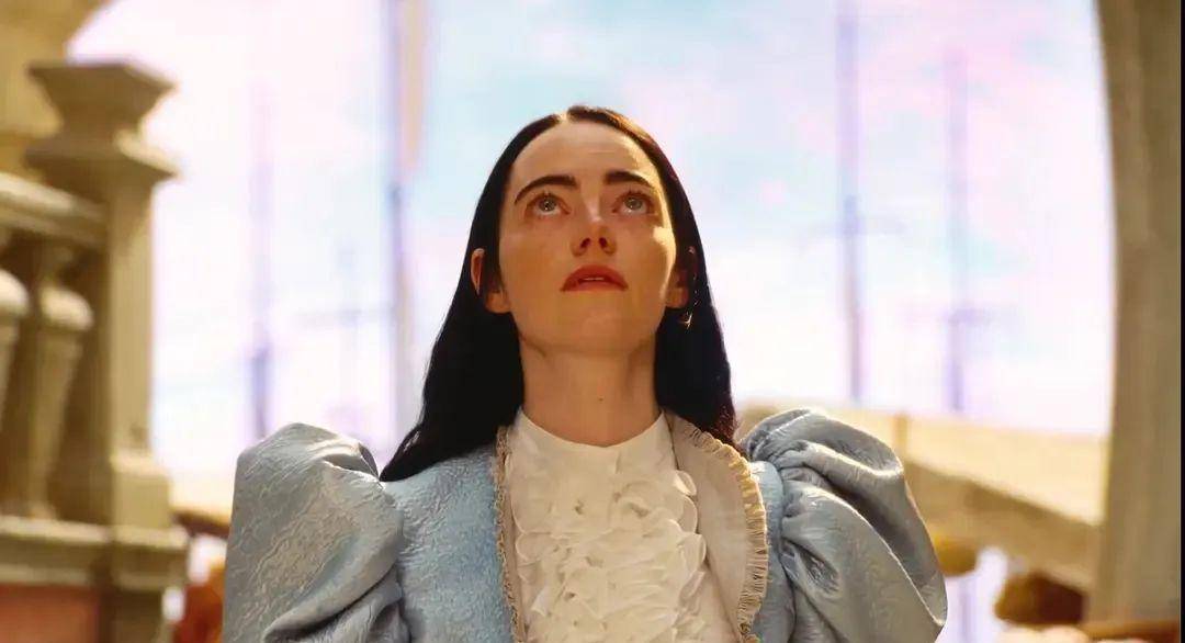 贝拉从诞生开始就一直待在家里寸步不离,宛如被圈养的金丝雀,尽管医生