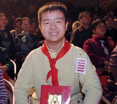 因为一张照片,"五道杠"少年红遍全中国,现在的他却沦为笑柄_黄艺博