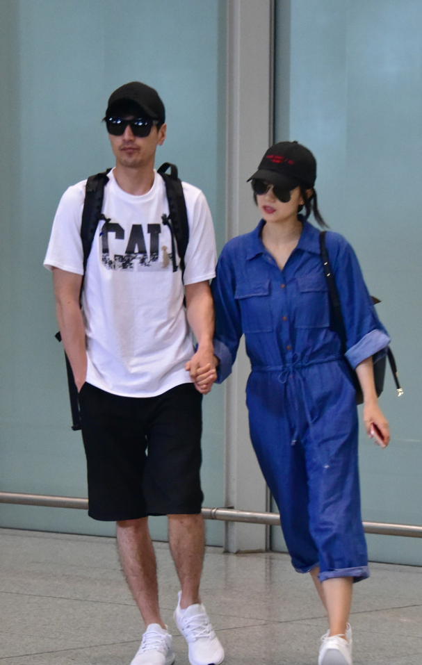 高圆圆,赵又廷罕见亮相,穿搭简约时髦又减龄,看不出女的大5岁