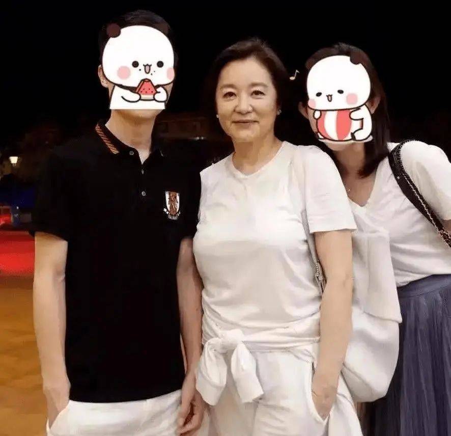 林青霞在国外被偶遇,身材下垂厉害而且脸松弛太普通,快认不出来