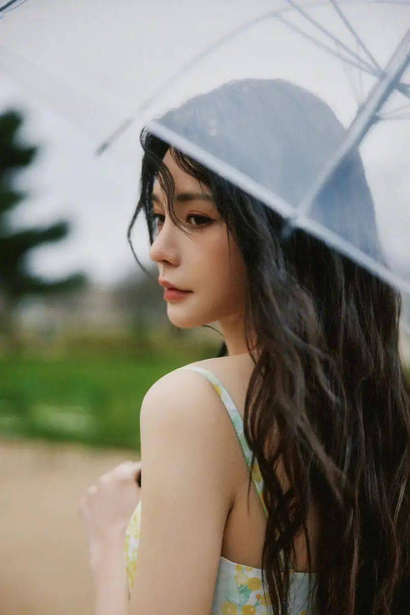 原创沈梦辰如画法式田园清新少女撑伞赏景充满浪漫氛围