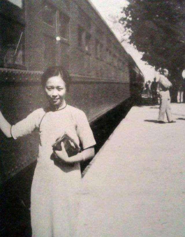 而父亲张武龄是当时著名的教育家,还在苏州创办了乐益女子学校