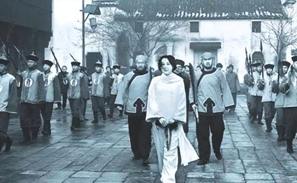 原创巾帼英雄秋瑾的十首诗词休言女子非英物夜夜龙泉壁上鸣