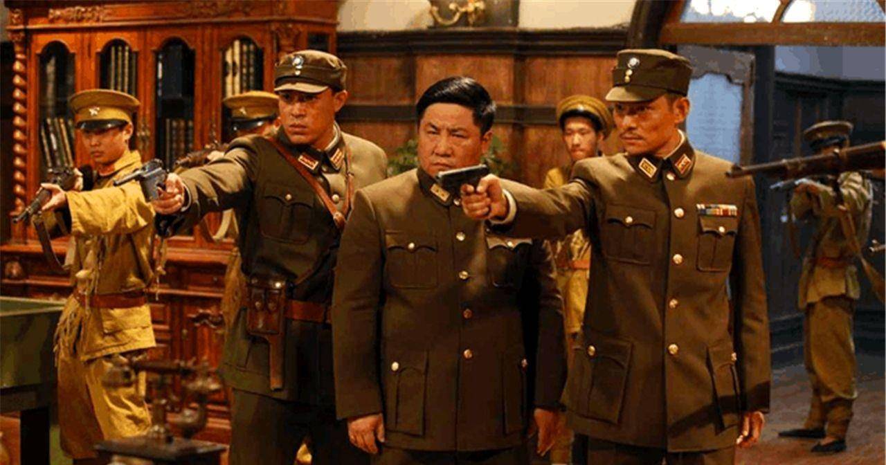 川军中的"傻瓜"军长,一生娶妻40多位,去世43年仍未入土_范绍增_民国