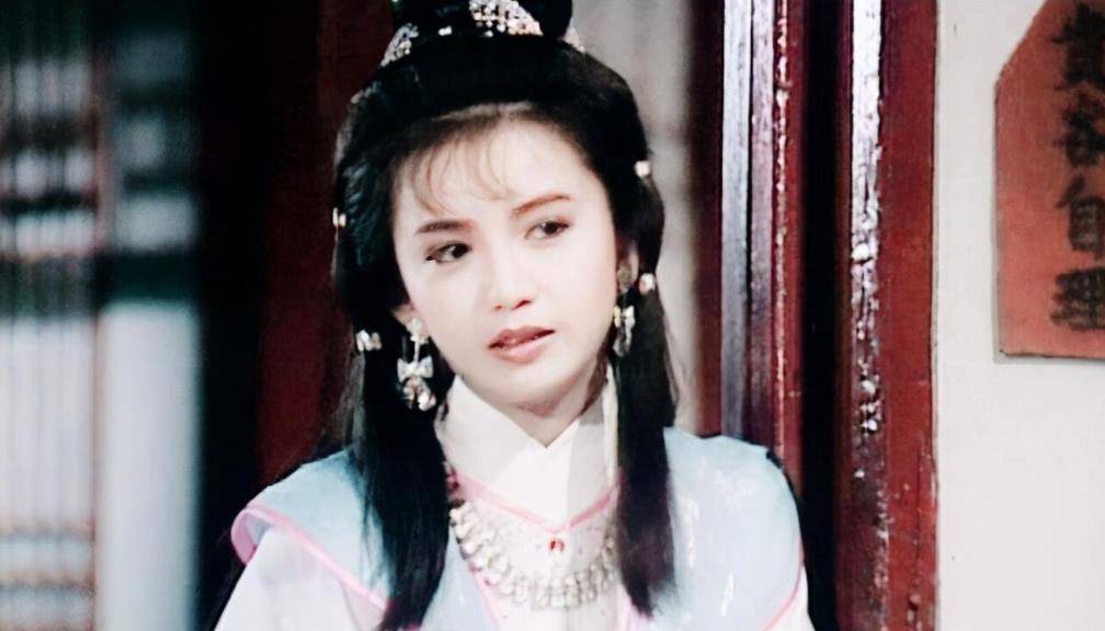 的丁灵琳身穿一身粉色纱裙,娇俏可人,是不少观众心里封神的"古装美人"