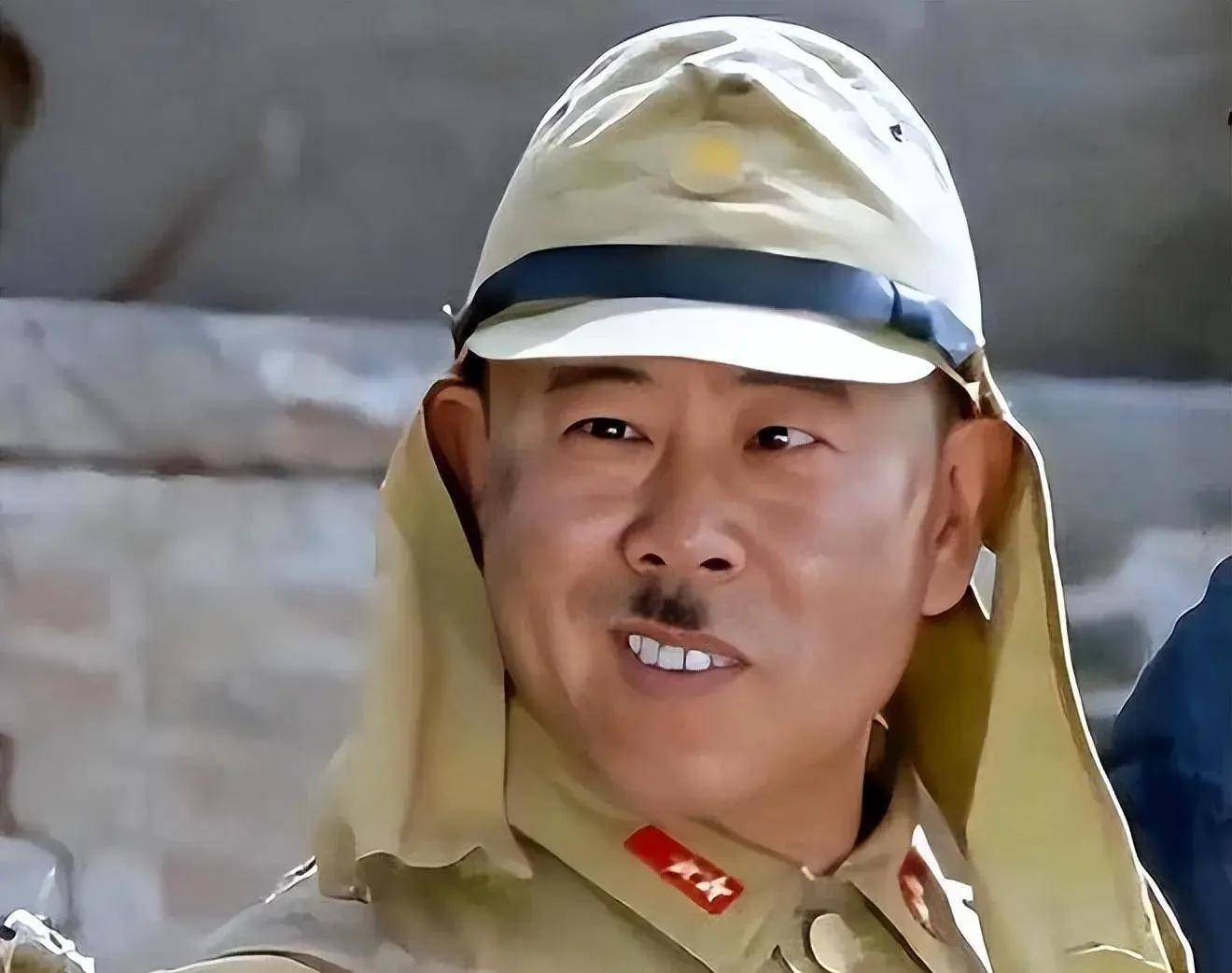 1997年,潘长江响应国家号召,加入了二炮文工团.