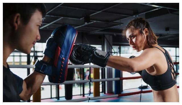 拳馆火爆,热辣滚烫吸引众多咨询者,不带火拳击引爆热潮_电影_运动